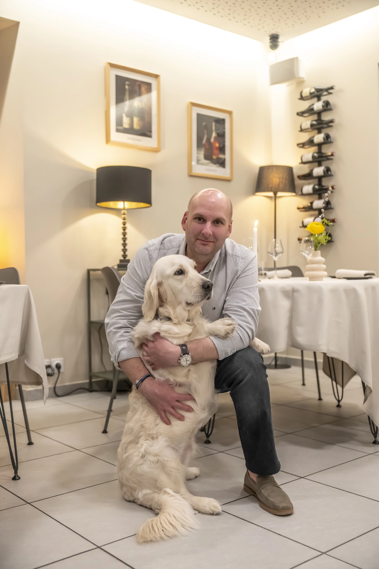 Jérôme, le patron de l'Auberge d'Arthaz, et son chien